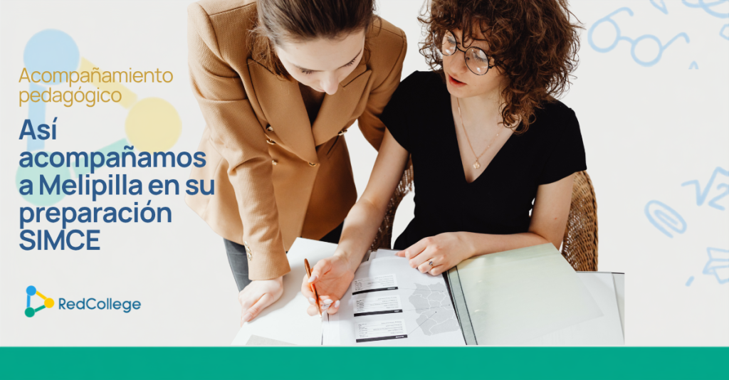 Dos profesionales de RedCollege revisando informes de evaluación, con el título "Así acompañamos a Melipilla en su preparación SIMCE"