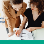Dos profesionales de RedCollege revisando informes de evaluación, con el título "Así acompañamos a Melipilla en su preparación SIMCE"